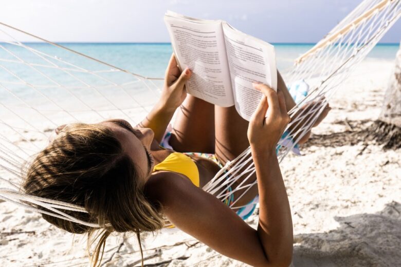 10 libri da leggere quest’estate che vi terranno compagnia sotto l’ombrellone