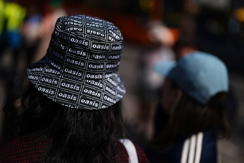 Sale la FOMO per la reunion degli Oasis e la moda Britpop registra un boom di vendite