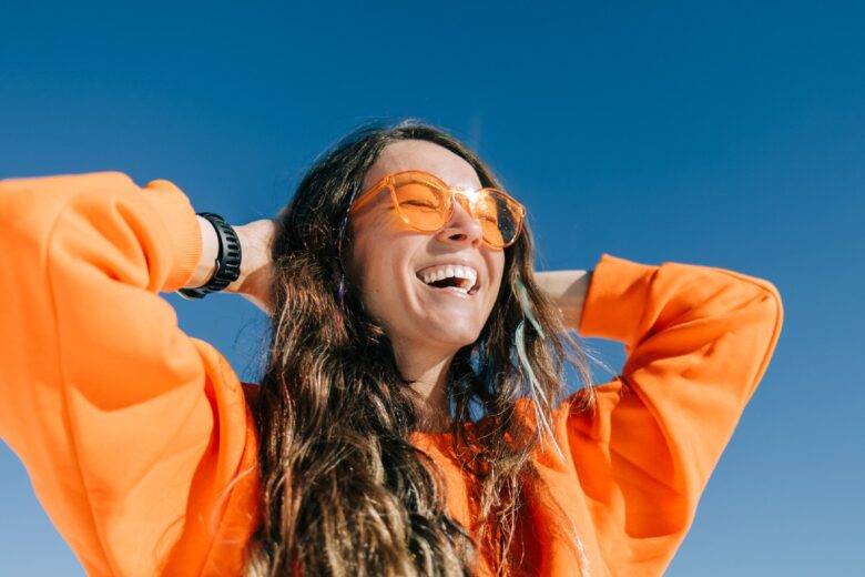 Perché ridere di sé è il gesto più sano (e potente) che possiamo fare