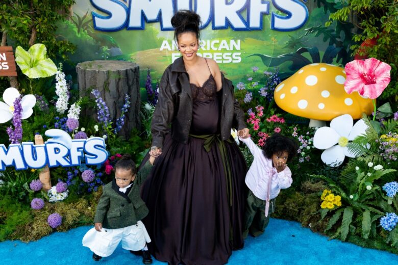 Rihanna debutta (in famiglia) alla premiere de “I Puffi” in Saint Laurent
