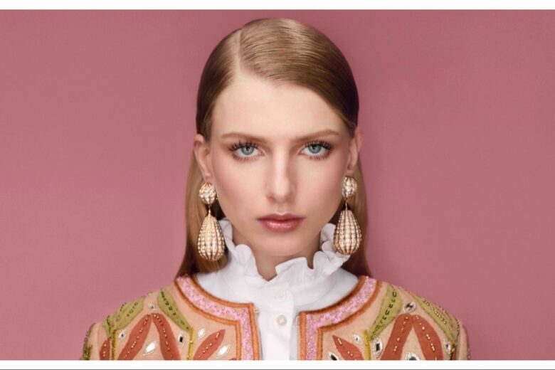 Il favoloso ritorno del lip gloss per labbra lucide e voluminose, effetto specchio