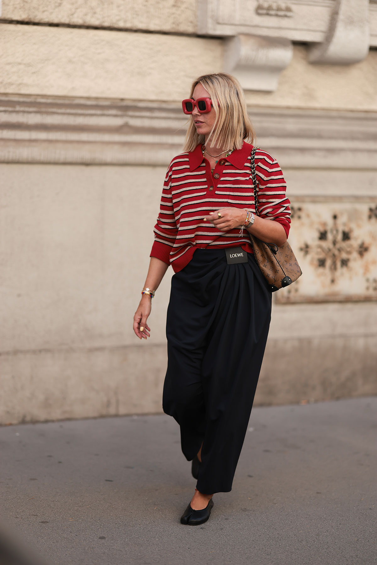 Karin-Teigl-polo-a-righe-pantaloni-neri-e-ballerine
