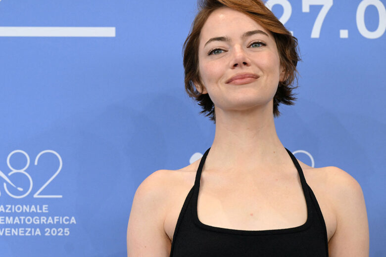 Emma Stone è arrivata al Lido con un look total black (e un dettaglio must-have)