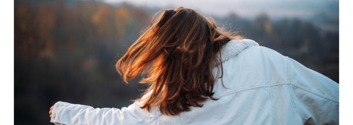 Donna felicità sorriso autunno hero