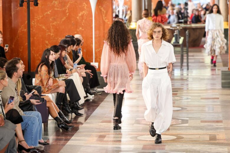 Louis Vuitton Primavera-Estate 2026: Nicolas Ghesquière conquista il Louvre
