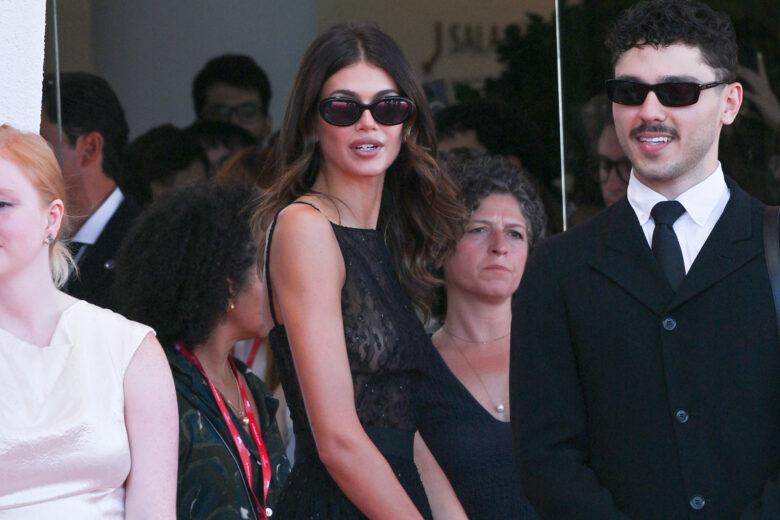 Kaia Gerber regina di eleganza a Venezia (in coppia con il nuovo fidanzato, Lewis Pullman)