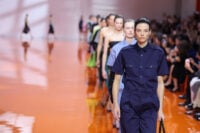 Eleganza funzionale e femminilità moderna: la collezione SS26 di Prada