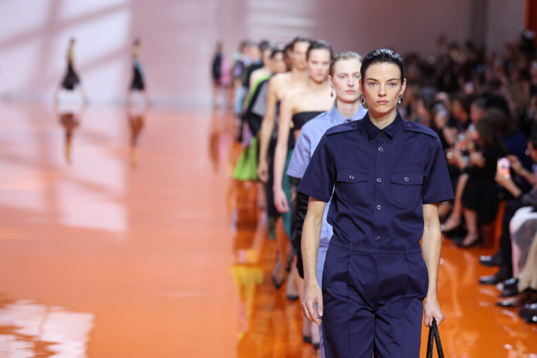 Eleganza funzionale e femminilità moderna: la collezione SS26 di Prada