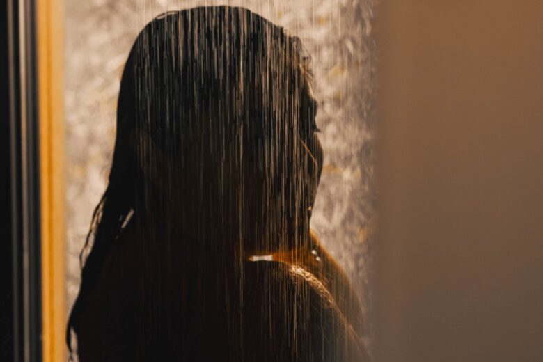 Dark showering: cos’è e come provare il nuovo trend wellness di TikTok