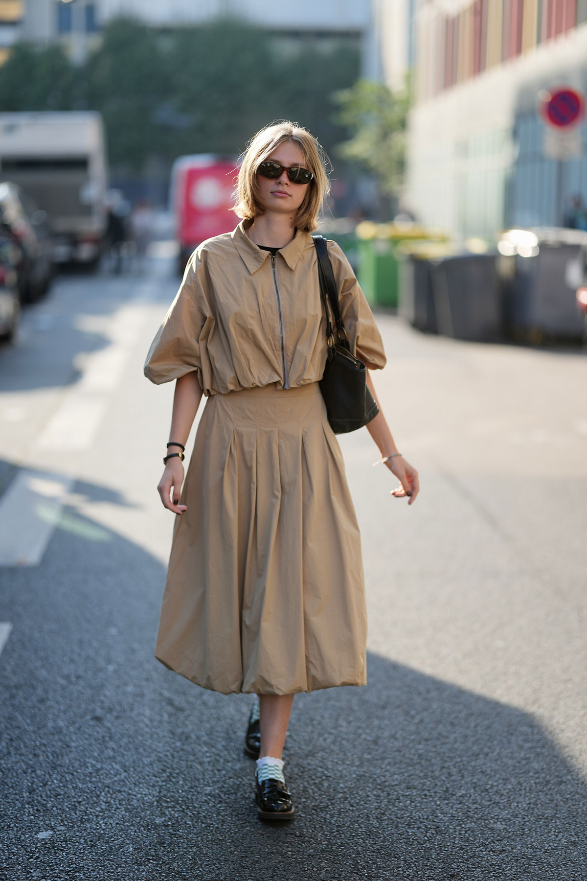 Lily-Delfaux-completo-beige-e-mocassini