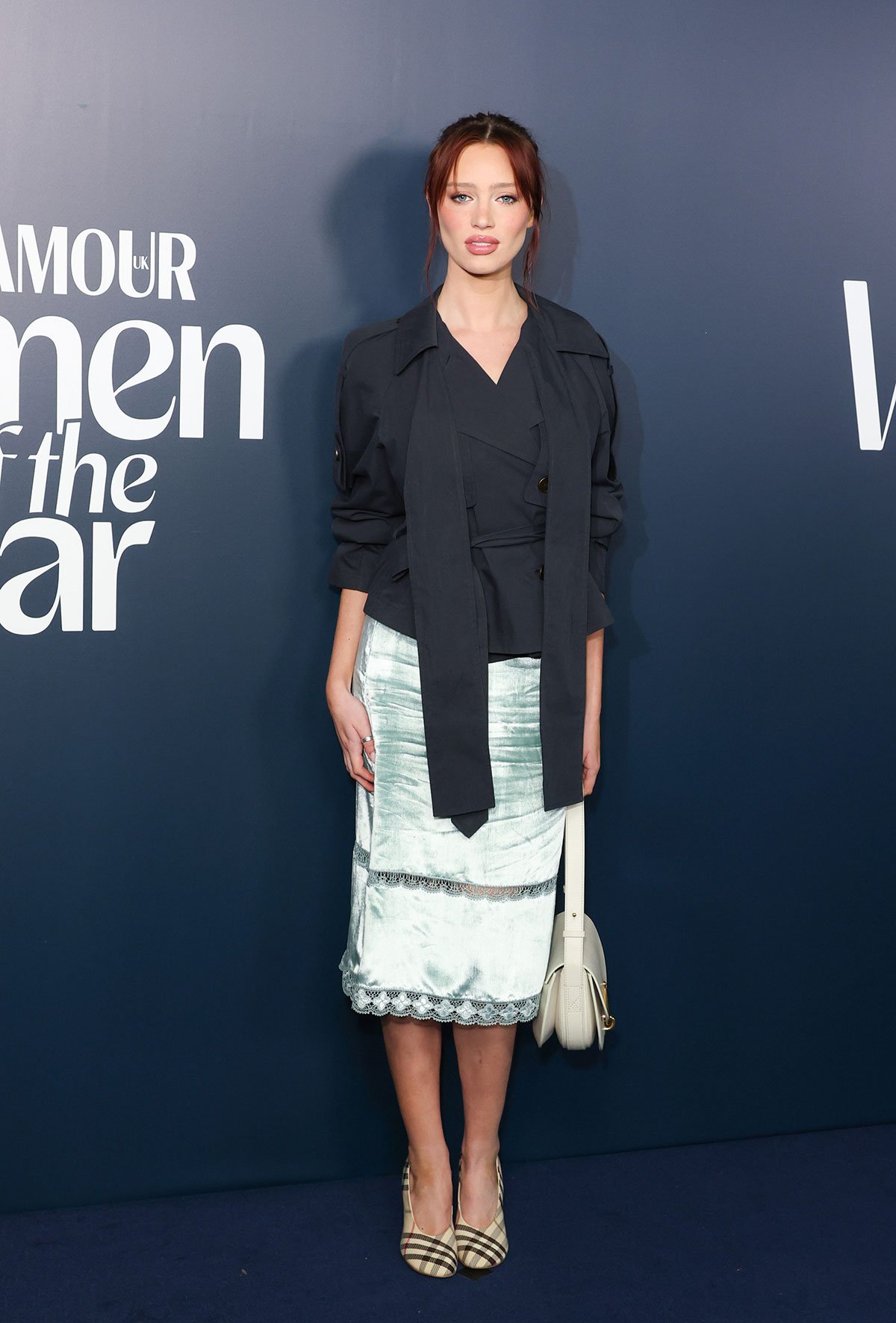 Niamh-McCormack-ha-indossato-un-trench,-abito-sottoveste,-décolleté-Burberry-Check-e-borsa-della-collezione-Burberry. 