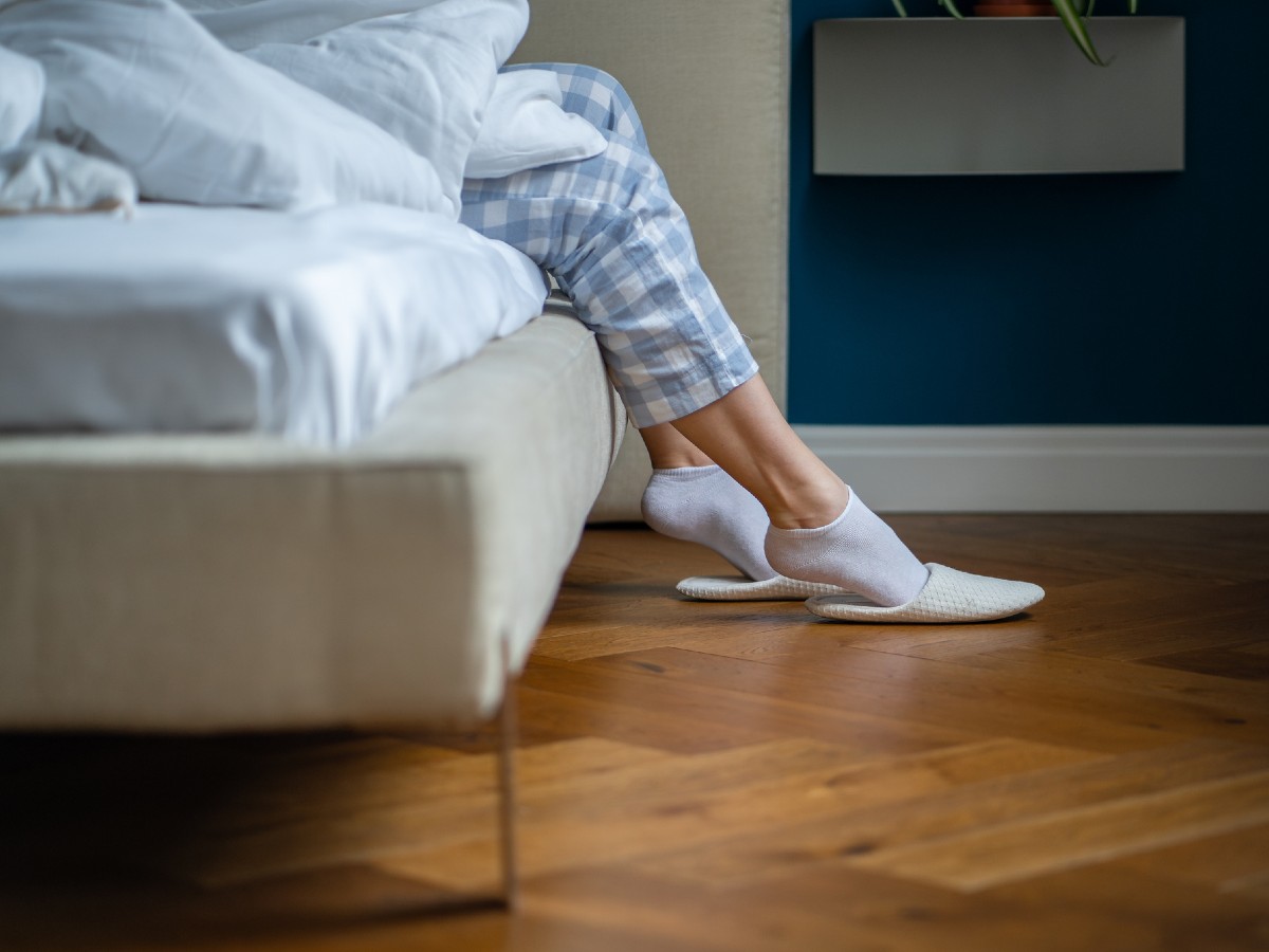 dormire sonno piedi mattina svegliarsi