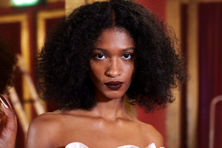 Burgundy lips: il ritorno del rosso profondo che accende l’autunno