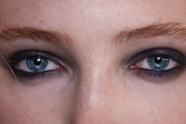 Il ritorno dello smokey eyes: eleganza e audacia per l’autunno 2025