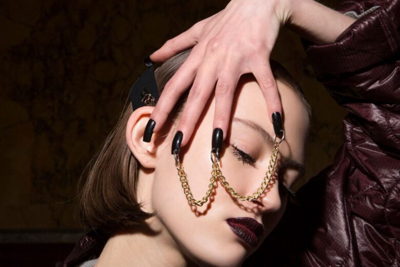 Le nail art di Halloween diventano elegantissime se indossate così