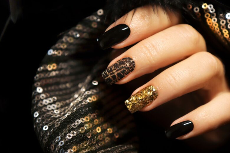 Nero e oro: un tocco d’eleganza sulle unghie autunnali