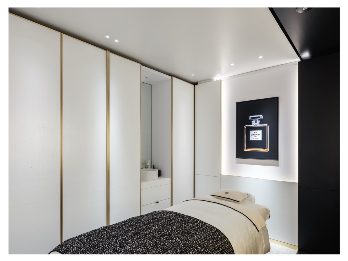 Chanel Fragrance and Beauty Boutique nuova apertura con cabina massaggi a Bologna 08