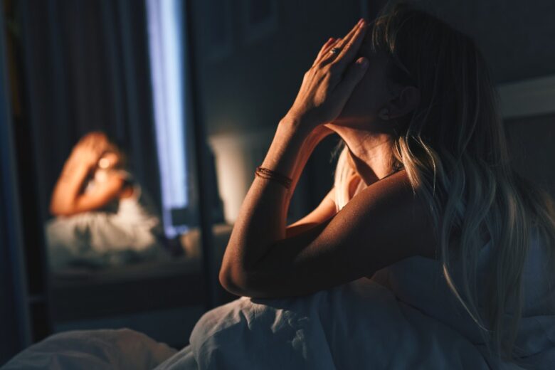 “Perché la sera mi viene l’ansia?” Ecco cause, sintomi e soluzioni