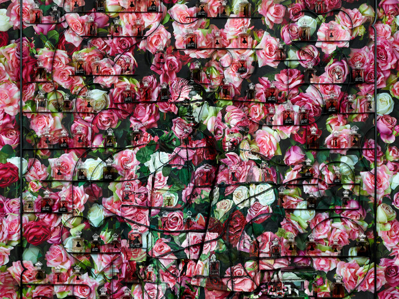 liu-bolin,-hiding-in-the-city-–-paris,-love,-2014