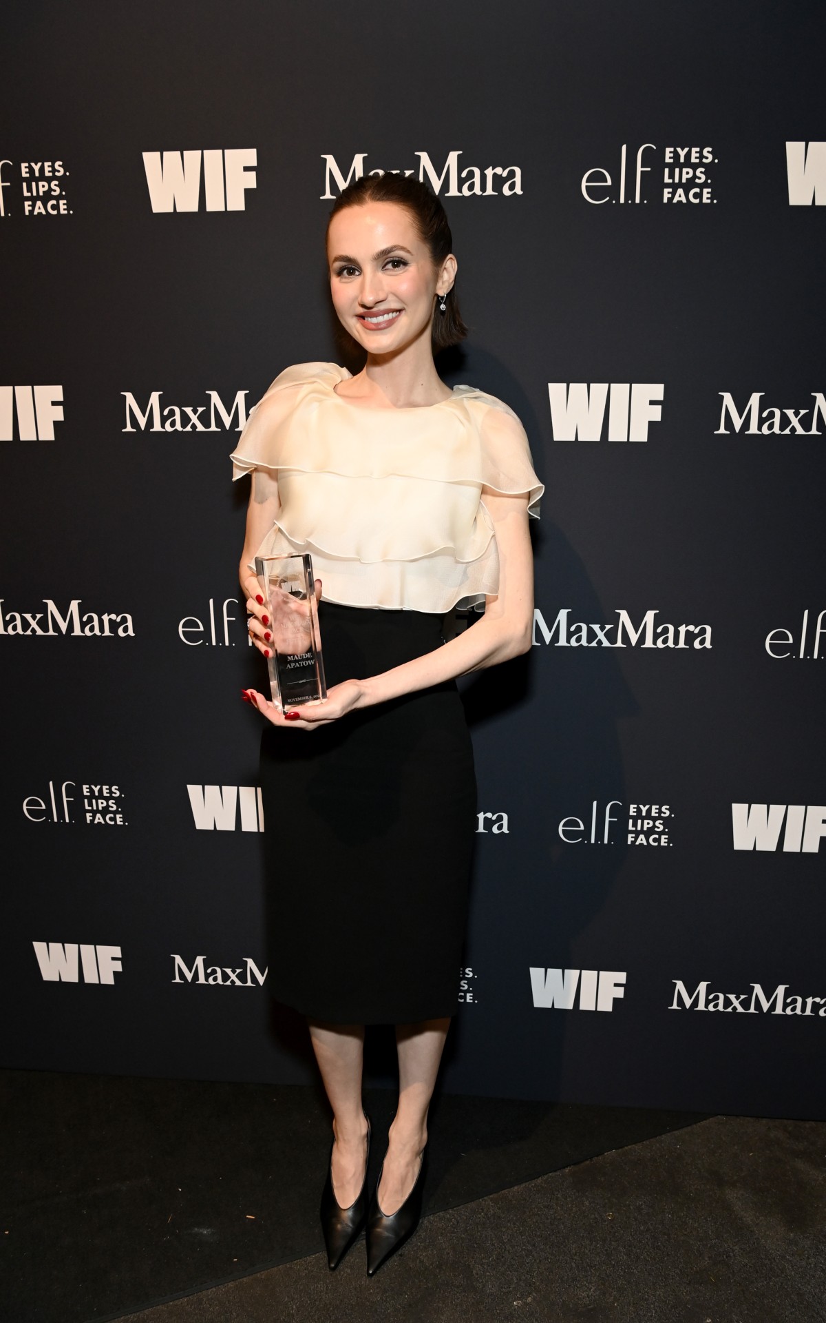 ok Maude Apatow, wearing Max Mara, poses with the Max Mara Face of the Future award during the 2025 WIF Honors Presented By Max Mara 1