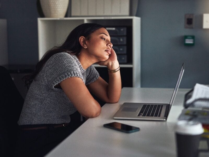 procrastinare computer lavoro stanchezza