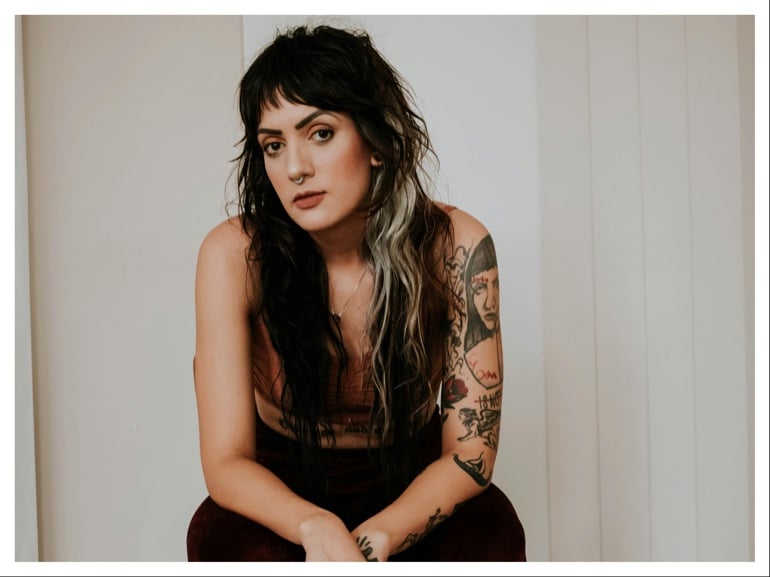 taglio capelli shag tendenza autunno inverno 2025 2026 scalati anni 70 di moda cover mobile