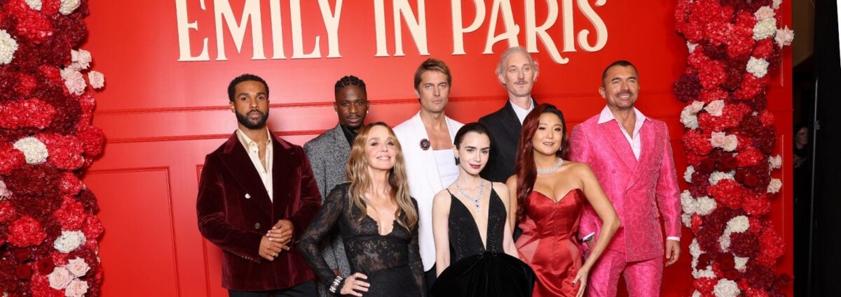 DESK look red carpet Emily in Paris 5