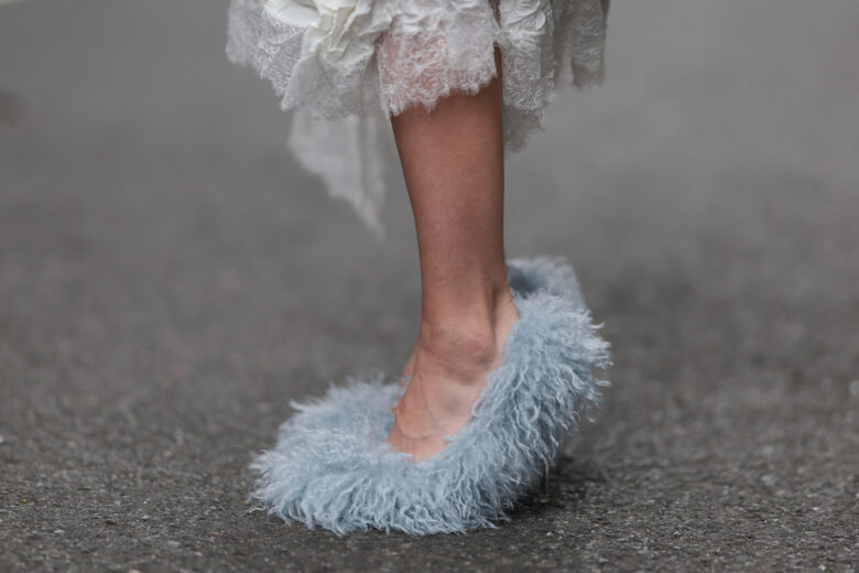 Trend Alert! Le fluffy shoes sono le scarpe più cool dell’inverno
