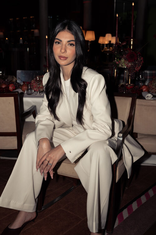 Элиза Майно копирует