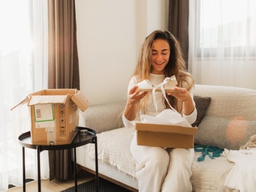 Женщина смотрит на модную одежду, купленную в Интернете.