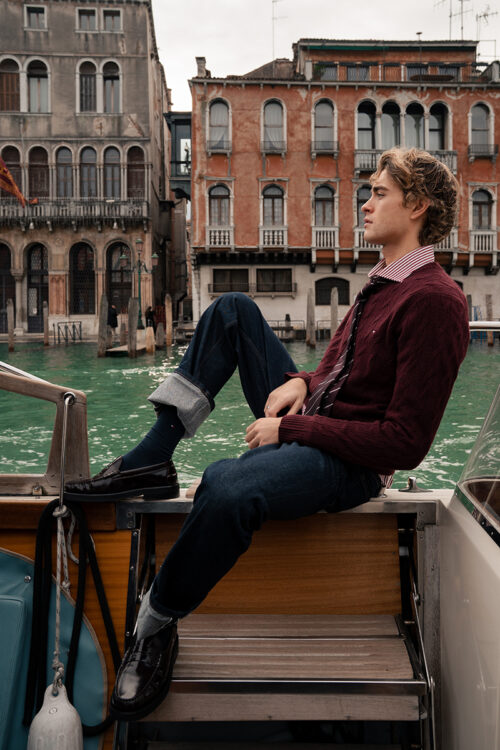 Райан перевел копию