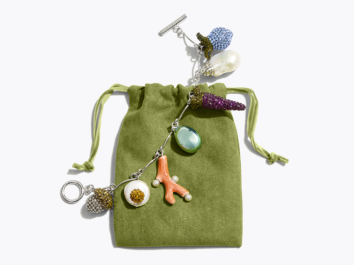 TB_HOL25_ESLS_GIFTING_CURIOSITY_VEGETABLE_CHARM_BRACELET_SHOT_6_003 copia
