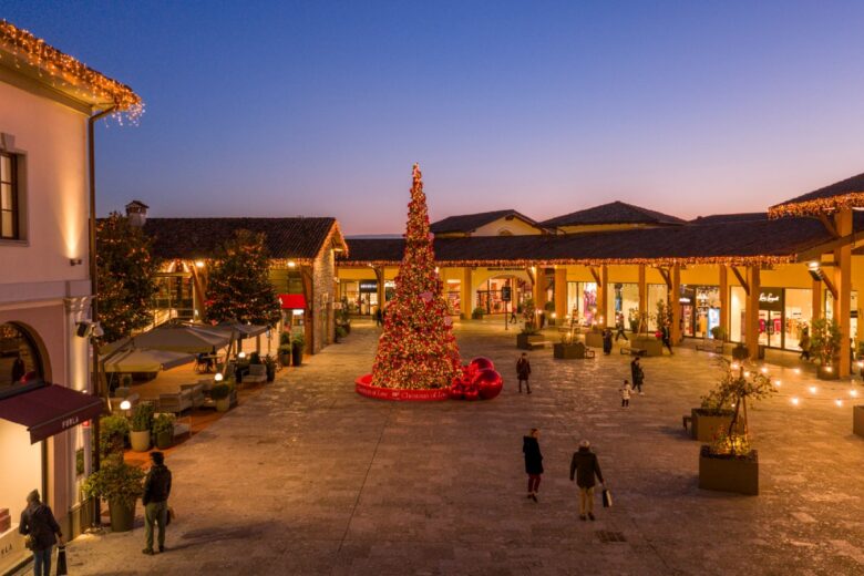 Il Natale di Franciacorta Designer Village, tra orsetti iconici, solidarietà e un panettone d’autore