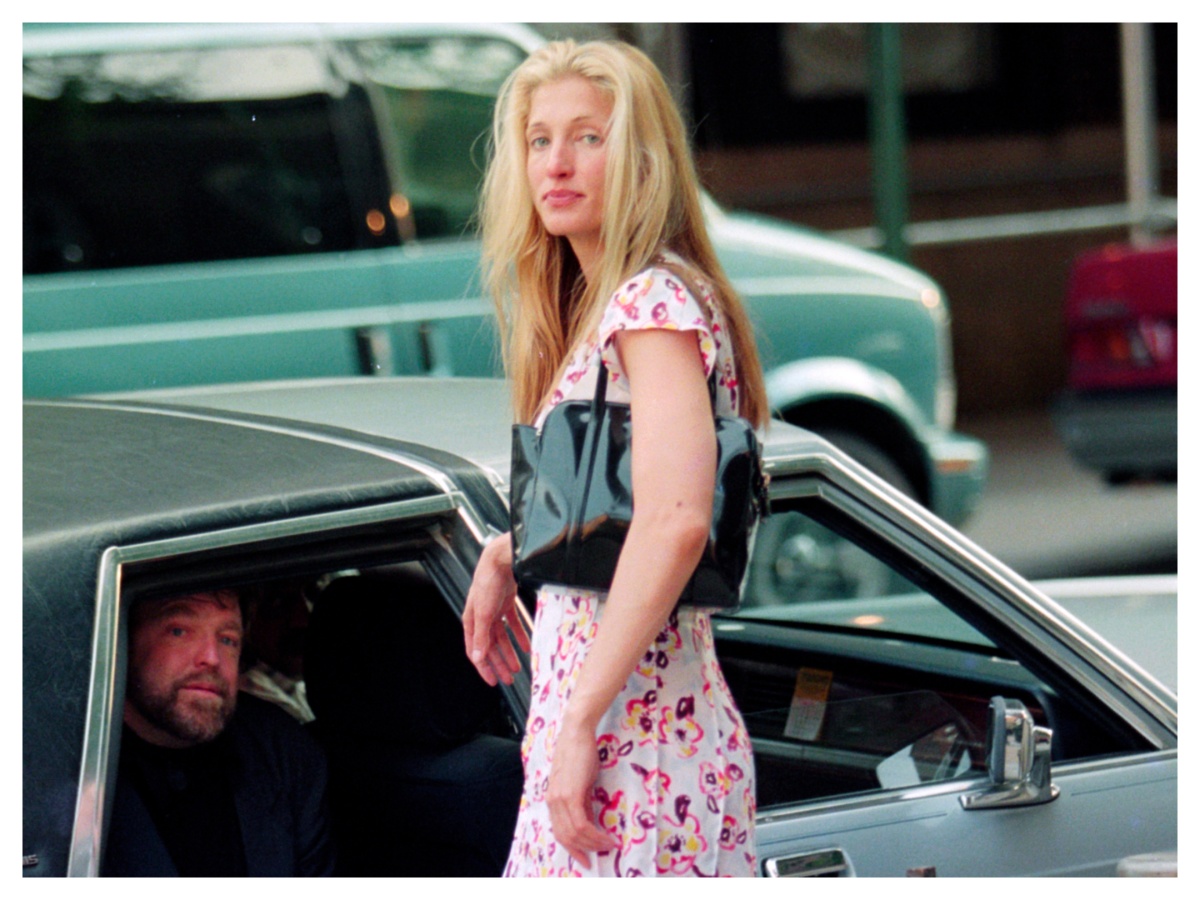 Carolyn Bessette Kennedy beauty look make up trucco capelli profumo minimal chic 11