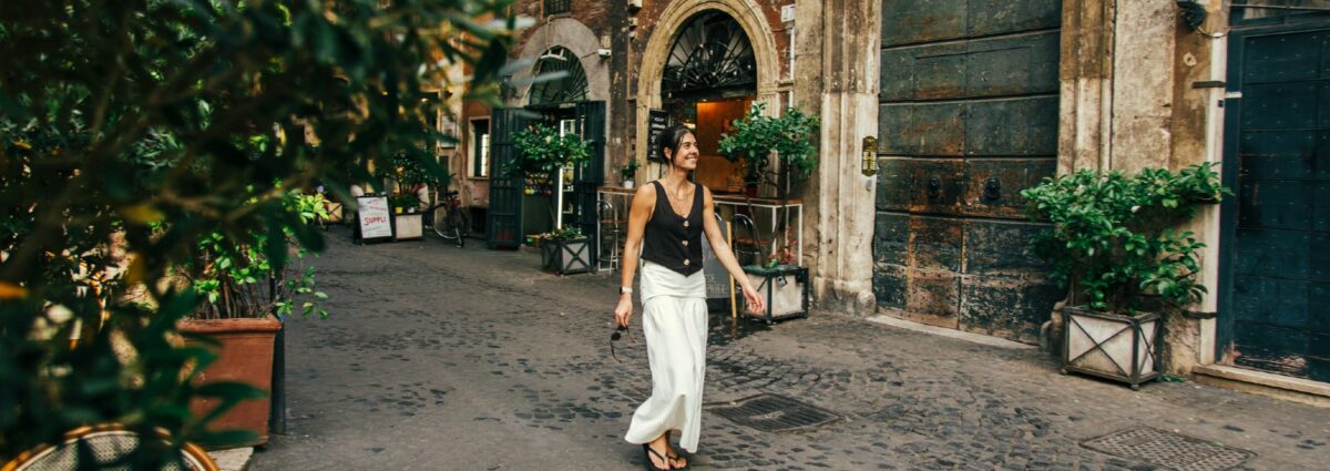 donna passeggiata camminare roma hero