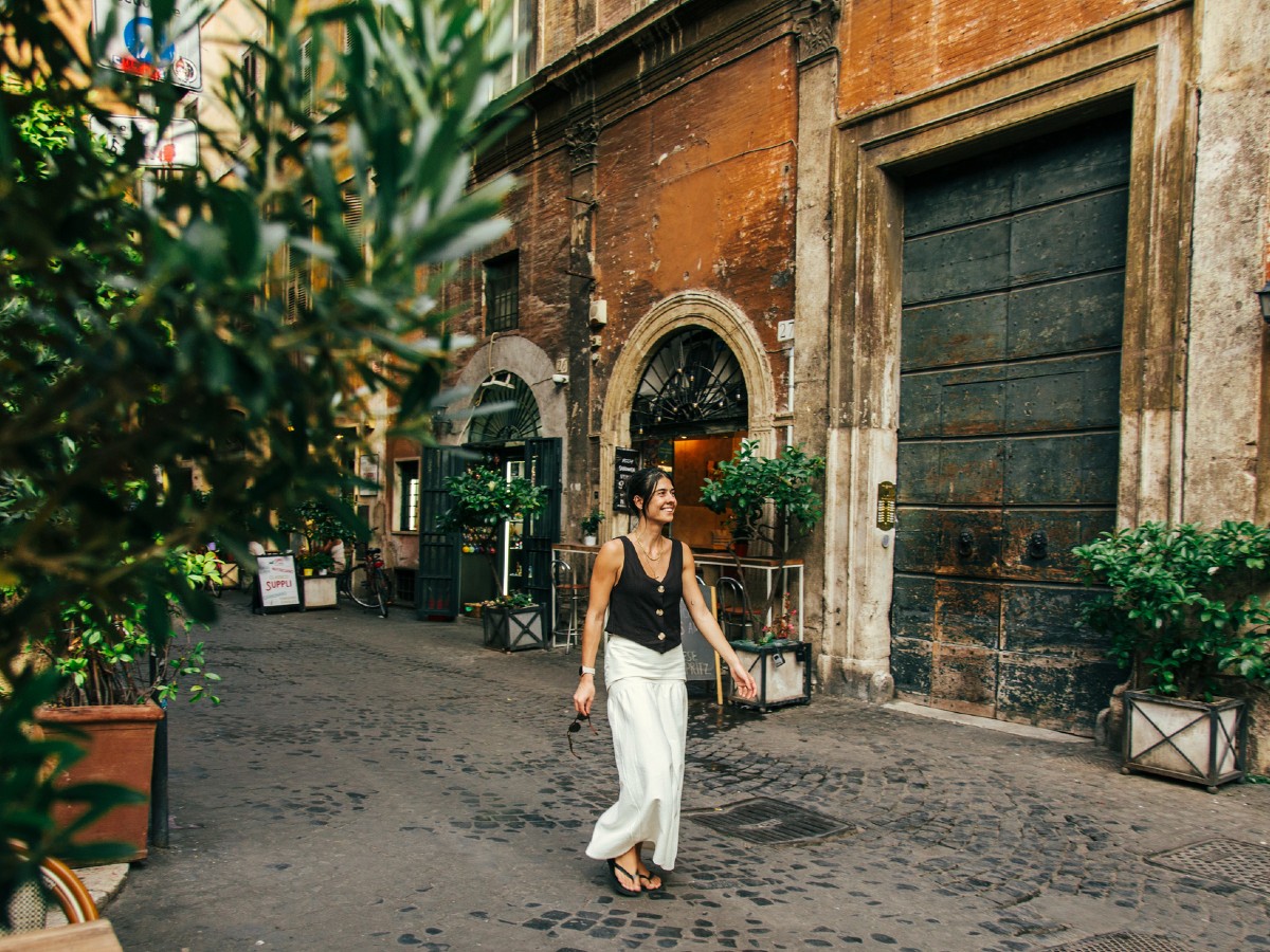 donna passeggiata camminare roma