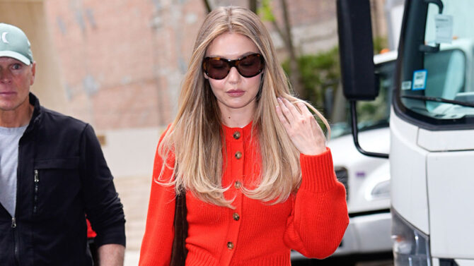 Jeans e cardigan rosso: il look di Gigi Hadid in versione low cost