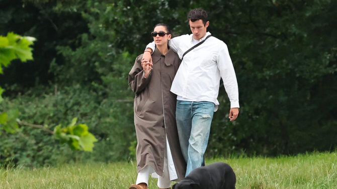 Dua Lipa Al Parco Con Callum E Il Loro Cane Indossa Gli UGG dua-lipa-al-parco-con-callum-e-il-loro-cane-indossa-gli-ugg