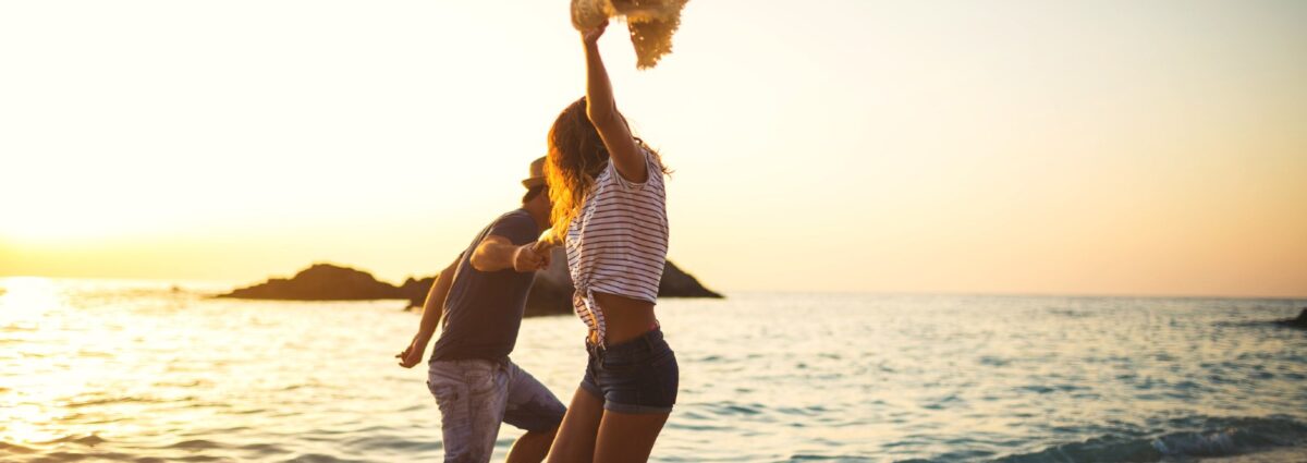 coppia amore relazione vacanza mare hero