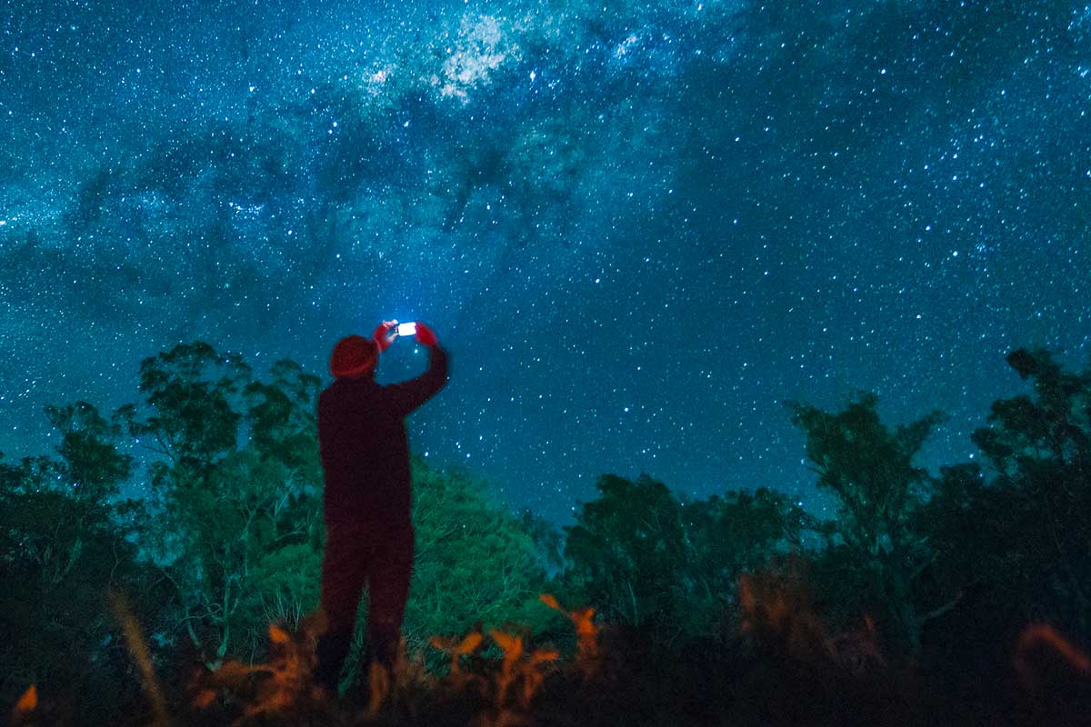 persona-che-fotografa-stelle